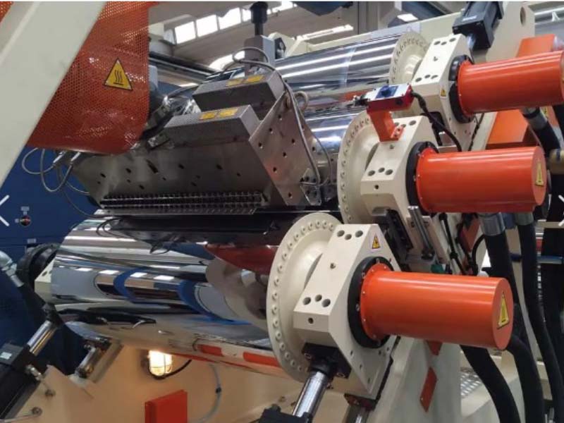 Il dispositivo cross-axis migliora la distribuzione del materiale tra i rulli