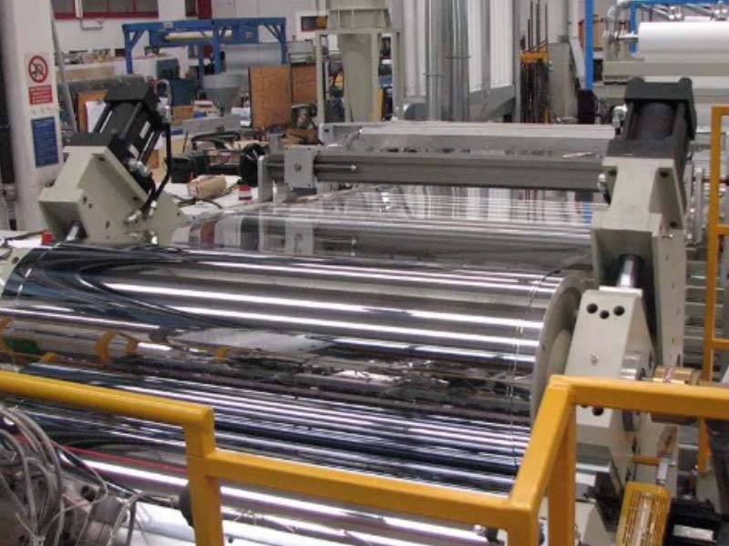 La versatilità della linea consente di realizzare lastre groffate e ondulate tipo greca_onda in configurazione monostrato o multistrato