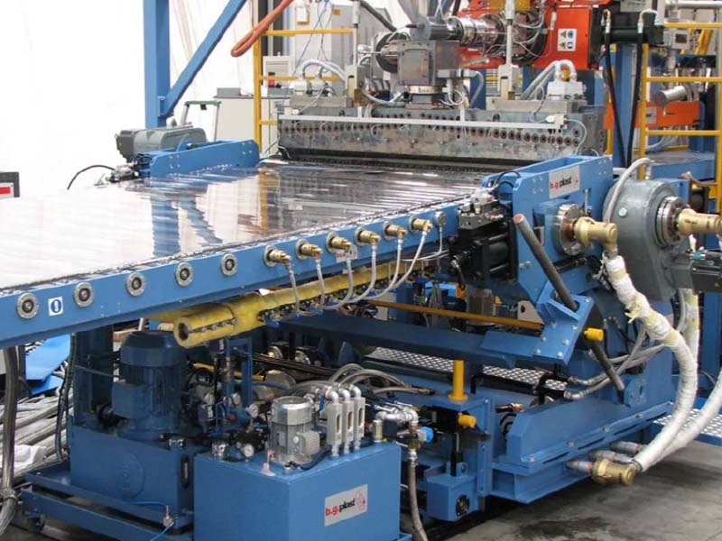 Le linee di estrusione per lastre qualità ottica di BG Plast consentono di processare vari materiali quali PC, PMMA, PET-G, GPPS e SAN