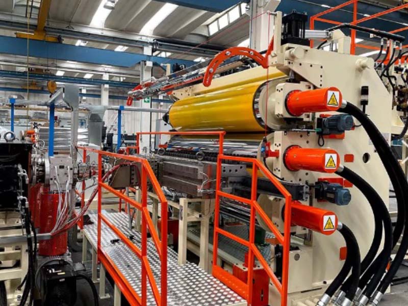 I macchinari di estrusione e calandratura BG Plast consentono di produrre foglie multistrato con spessori che vanno da 0,15 a 1,8 mm