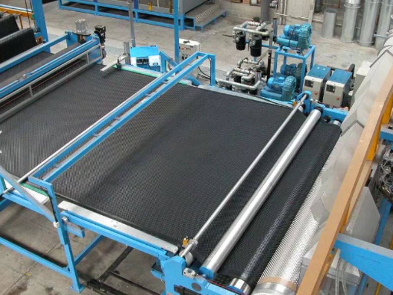 Linee di estrusione membrana bugnata in HDPE BG Plast per una produzione più efficiente e prodotti estrusi più resistenti